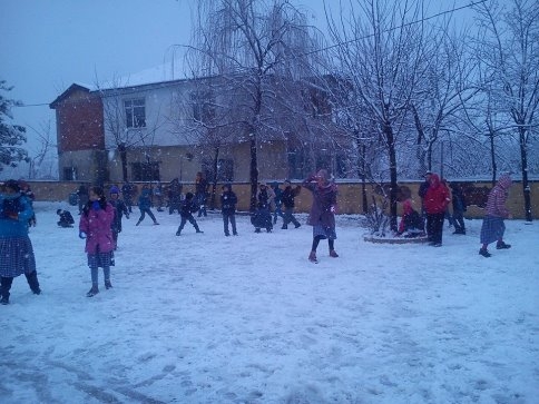 Kar Yağdı Öğrencilerin Yüzü Güldü