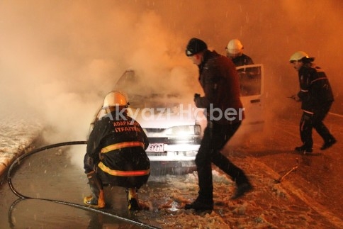 Akyazı da Seyir Halindeki Otomobil Alev Aldı 
