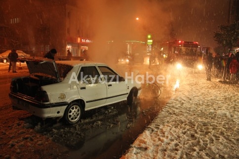 Akyazı da Seyir Halindeki Otomobil Alev Aldı 