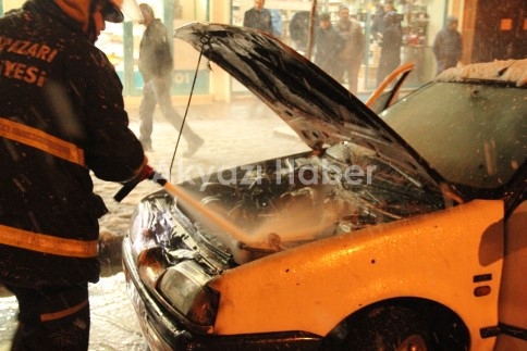Akyazı da Seyir Halindeki Otomobil Alev Aldı 