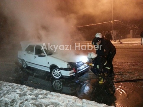 Akyazı da Seyir Halindeki Otomobil Alev Aldı 