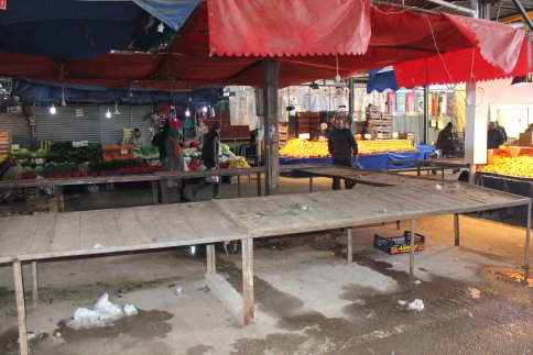 Akyazı'da Yoğun Kar Yağışı Alışveriş Pazarını da Vurdu