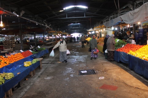 Akyazı'da Yoğun Kar Yağışı Alışveriş Pazarını da Vurdu