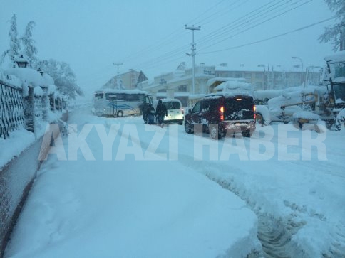 Büyükşehir Belediyesi Araçları Uyuyor Vatandaş Yol Açıyor