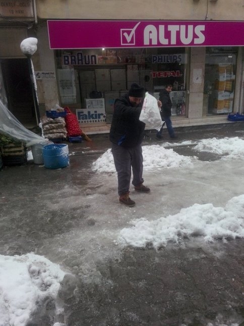 Akyazı Esnafı Kendi Kapısının Önünü Tuzladı 