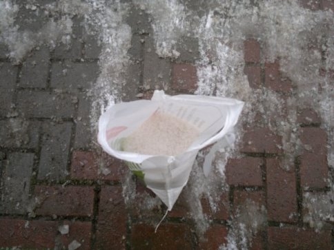 Akyazı Esnafı Kendi Kapısının Önünü Tuzladı 