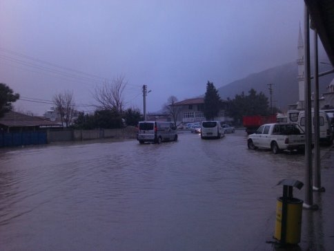 Kuzuluk'da Cadde Sular Altında Kaldı