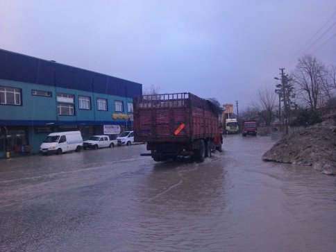 Kuzuluk'da Cadde Sular Altında Kaldı