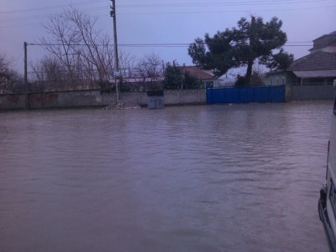 Kuzuluk'da Cadde Sular Altında Kaldı