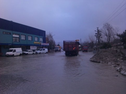 Kuzuluk'da Cadde Sular Altında Kaldı