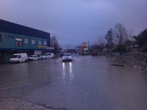 Kuzuluk'da Cadde Sular Altında Kaldı