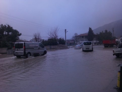 Kuzuluk'da Cadde Sular Altında Kaldı