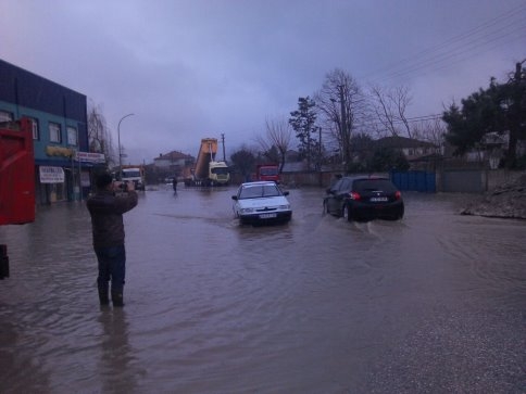 Kuzuluk'da Cadde Sular Altında Kaldı