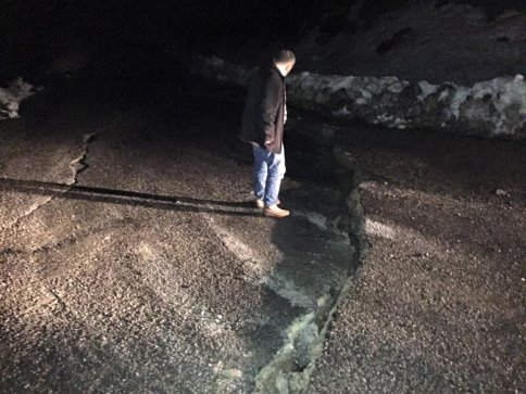 Yeniköy Yolunda Çökme Meydana Geldi