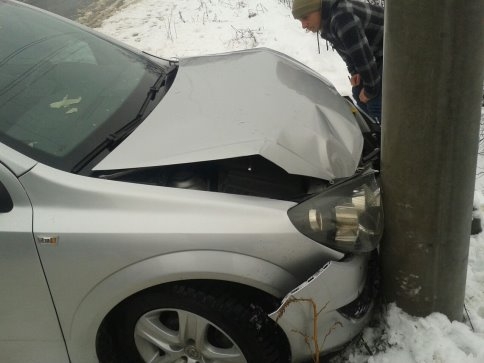 Otomobil Direğe Çarptı