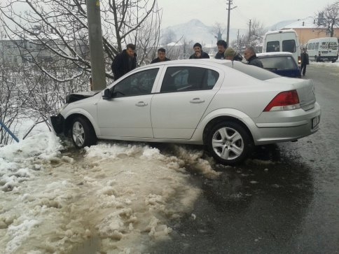 Otomobil Direğe Çarptı
