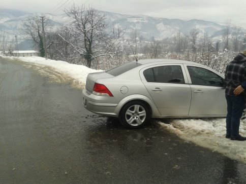 Otomobil Direğe Çarptı