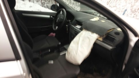 Otomobil Direğe Çarptı