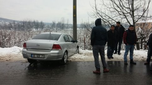 Otomobil Direğe Çarptı