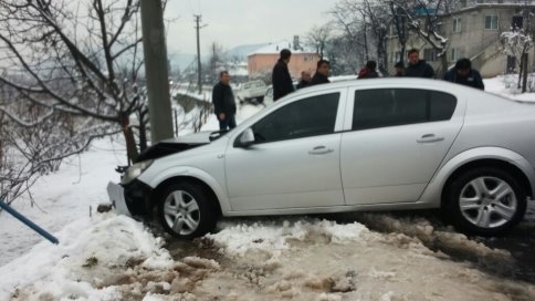 Otomobil Direğe Çarptı