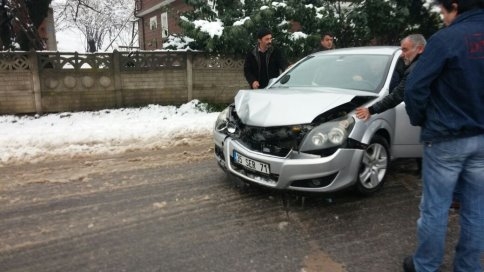 Otomobil Direğe Çarptı