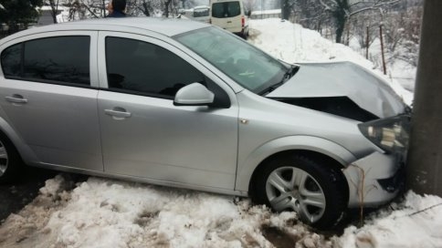 Otomobil Direğe Çarptı