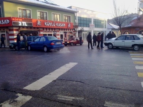 Buzlanma Nedeniyle Trafik Kazaları Meydana Geldi