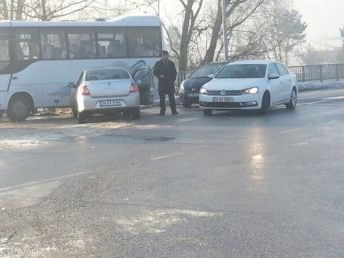Buzlanma Nedeniyle Trafik Kazaları Meydana Geldi