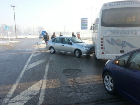 Buzlanma Nedeniyle Trafik Kazaları Meydana Geldi