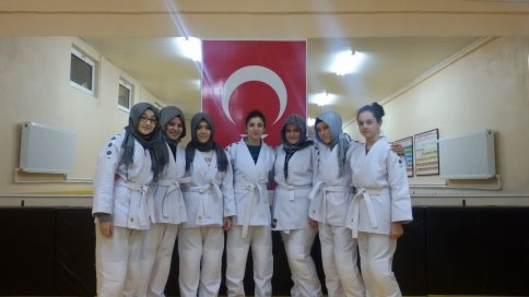 Akyazı Halk Eğitim Merkezi Müdüründen Başörtülü Sporculara Hakaret