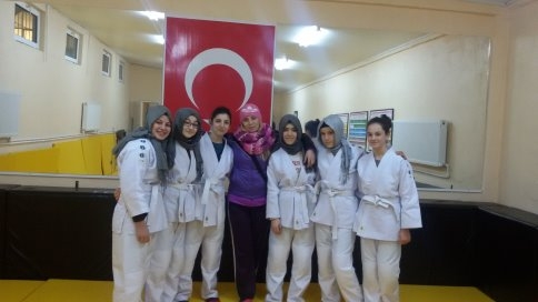 Akyazı Halk Eğitim Merkezi Müdüründen Başörtülü Sporculara Hakaret