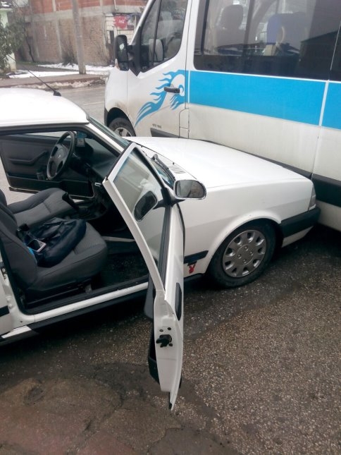 Bayan Sürücü Panik Yapınca Okul Servisine Çarptı