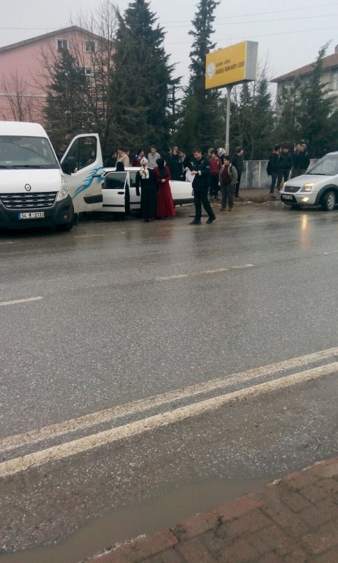 Bayan Sürücü Panik Yapınca Okul Servisine Çarptı