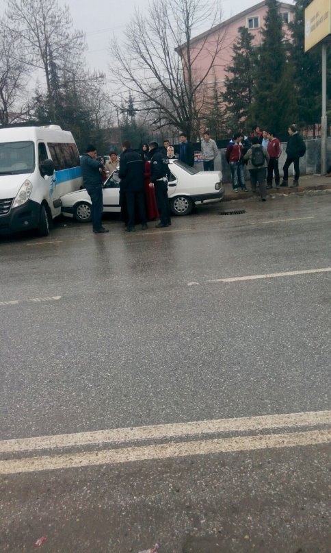 Bayan Sürücü Panik Yapınca Okul Servisine Çarptı