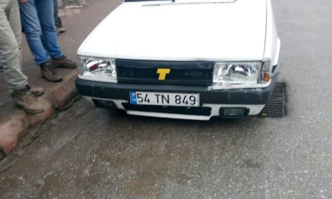 Bayan Sürücü Panik Yapınca Okul Servisine Çarptı