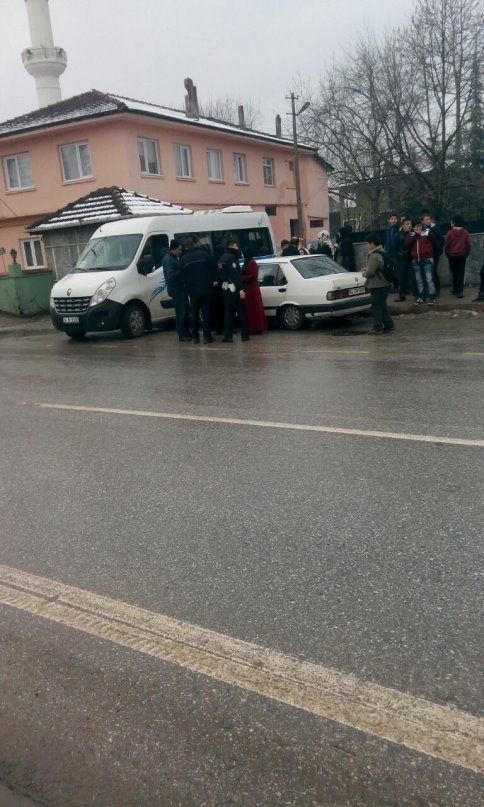 Bayan Sürücü Panik Yapınca Okul Servisine Çarptı