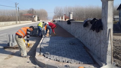 Akyazı Belediyesi Küçücek Caddesindeki Yürüyüş Yollarını Tamamlıyor