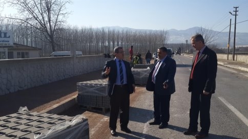 Akyazı Belediyesi Küçücek Caddesindeki Yürüyüş Yollarını Tamamlıyor