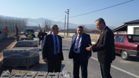 Akyazı Belediyesi Küçücek Caddesindeki Yürüyüş Yollarını Tamamlıyor