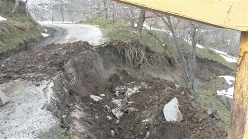 Akyazı Belediyesi Heyelan Bölgelerine Anında Ulaşıyor