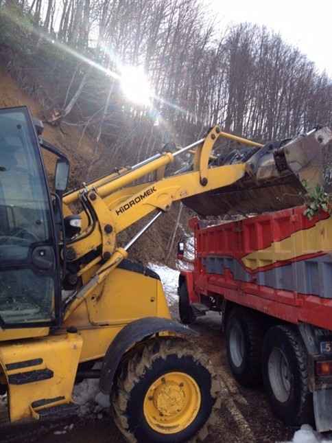 Akyazı Belediyesi Heyelan Bölgelerine Anında Ulaşıyor