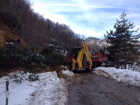 Akyazı Belediyesi Heyelan Bölgelerine Anında Ulaşıyor