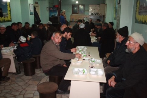 Taşburun Sosyal Yardımlaşma Derneğinden Umrecilere  Yemek