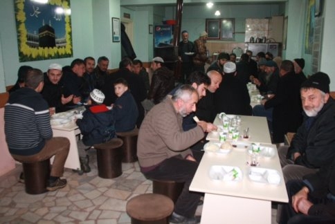 Taşburun Sosyal Yardımlaşma Derneğinden Umrecilere  Yemek