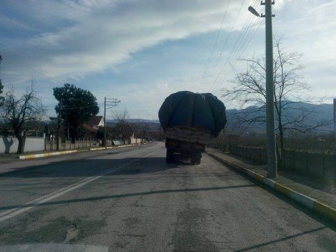 Fazla Yüklü Kamyonlar Tehlike Saçıyor!