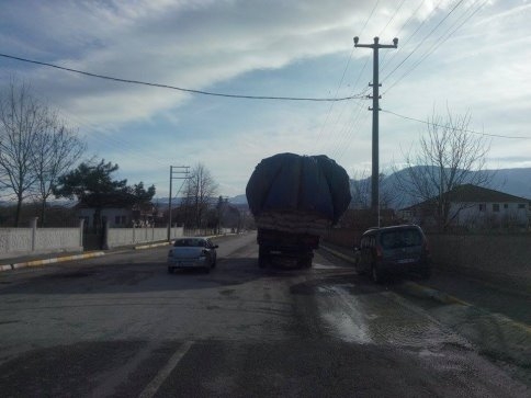 Fazla Yüklü Kamyonlar Tehlike Saçıyor!