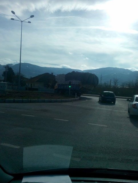 Fazla Yüklü Kamyonlar Tehlike Saçıyor!