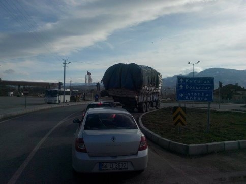 Fazla Yüklü Kamyonlar Tehlike Saçıyor!