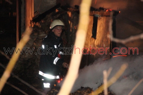 Akminare'de Ahırda Yangın Çıktı Dört Hayvan Telef Oldu