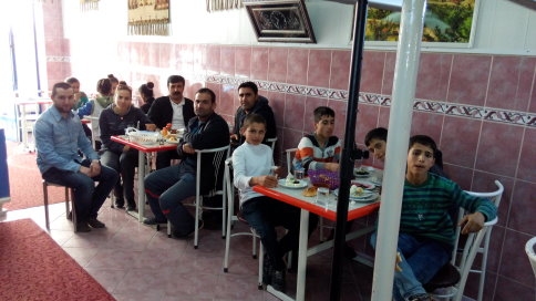 Şanlıurfa'dan Gelen 16 Atletizm Sporcusu Akyazı'da Kahvaltı Yaptı